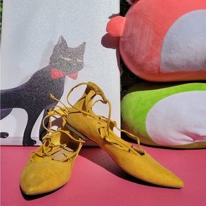 Old Navy Sandals ( Size 6 )
Like New — Colour Mustard